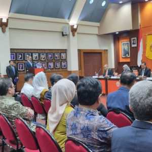 Sidang Promosi Doktor Eddy Soeparno Diuji 4 Pakar Politik dari UI dan UGM