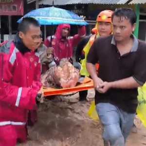 Polri Sukses Evakuasi Ibu dan Bayi Terjebak Banjir Bandang