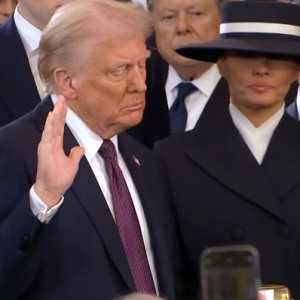 Donald Trump jelang pengambilan sumpah, terlihat Melania Trump membawakan dua Alkitab/Tangkapan layar RMOL