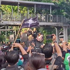 Massa Aksi Indonesia Gelap Kembali Demo di Sekitar Patung Kuda