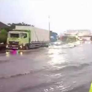 Banjir Kaligawe Masih Tinggi, Warga Diimbau Tak Nekat Lewati Jalan Terendam