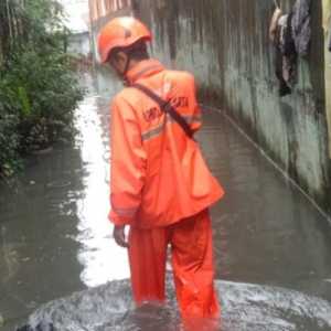 Hujan Deras Sabtu Dini Hari, 16 RT dan 4 Ruas Jalan di Jakbar Terendam Banjir