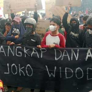 Aliansi Pemuda dan Mahasiswa Demo di Mapolda Sumut, Minta Jokowi Ditangkap