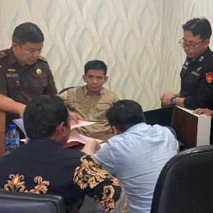 Polisi Limpahkan 2 Tersangka dan Barang Bukti Kasus Net89 ke Kejari Jakbar