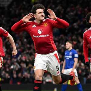 Sundulan Maguire Menangkan 10 Pemain Man United di Old Trafford