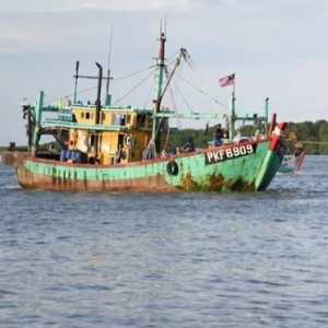 TNI AL Sikat Kapal Ikan Malaysia Pelaku IUU Fishing di Selat Malaka