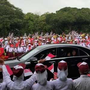 Ratusan Siswa SD Kibarkan Bendera Sambut Kedatangan Sekjen Partai Komunis Vietnam di Istana