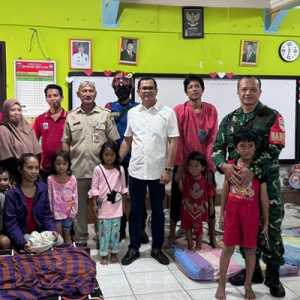 Sulap Ruang Kelas SD jadi Posko Pengungsian Banjir