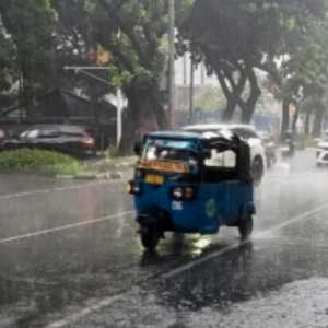 Cuaca Jakarta Berawan hingga Hujan Ringan