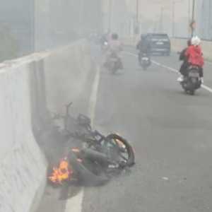 Motor Terbakar di JLNT Casablanca Hebohkan Warga