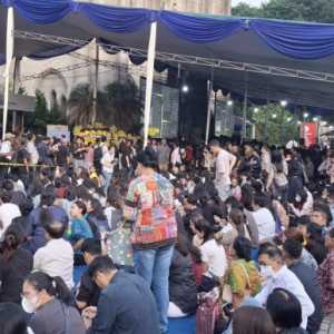 Umat Kristiani memenuhi area Gereja Katedral Jakarta menghadiri misa Requiem mendoakan Paus Fransiskus/RMOL