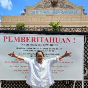 Sebuah rumah di Jakarta Selatan dipasang plang berukuran jumbo terkait dugaan sengketa lahan/Ist