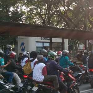 Kendaraan mengantri masuk parkir IRTI Monas, Kamis 1 Mei 2025/RMOL