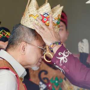 Menteri Koordinator Bidang Pangan (Menko Pangan), Zulkifli Hasan mendapat gelar kehormatan dari Pengurus Dewan Adat Dayak (DAD) Kalimantan Tengah/Ist