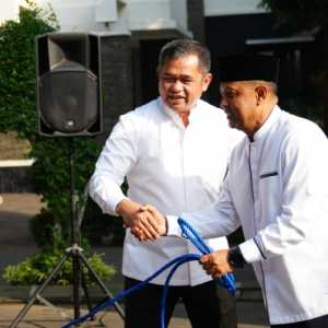 Kepala Staf Angkatan Darat (KSAD) Jenderal Maruli Simanjuntak saat menyerahkan hewan kurban Idul Adha ke panitia pada Jumat, 6 Juni 2025./Dispenad