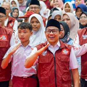 Menteri Koordinator Pemberdayaan Masyarakat, Muhaimin Iskandar meresmikan pembukaan Masa Pengenalan Lingkungan Sekolah (MPLS) Sekolah Rakyat/Ist