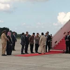 Presiden Prabowo Subianto menyaksikan latihan defile Kontingen Indonesia di Lanud Halim Perdanakusuma pada Selasa, 1 Juli 2025/RMOL