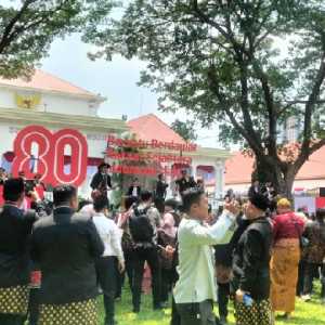 Peserta upacara mengantre untuk makan sate Padang di acara Pesta Rakyat yang digelar di halaman tengah Istana Merdeka, Jakarta, Minggu, 17 Agustus 2025 (Foto: RMOL/Hani Fatunnisa)