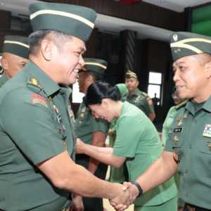 Kepala Staf Angkatan Darat (Kasad) Jenderal TNI Maruli Simanjuntak menerima Laporan Korps Kenaikan Pangkat 23 Perwira Tinggi (Pati) TNI AD di Markas Besar Angkatan Darat (Mabesad), Jakarta Pusat, Selasa, 26 Agustus 2025. (Foto: Dinas Penerangan Angkatan Darat)