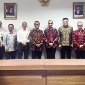 Top Management Prudential plc bertemu dengan Kepala Eksekutif Pengawas Asuransi, Penjaminan, dan Dana Pensiun OJK, Ogi Prastomiyono dan Deputi Komisioner Pengawasan Asuransi, Penjaminan, dan Dana Pensiun OJK, Iwan Pasila (Foto: Prudensial)