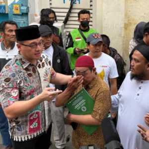 Anggota DPRD DKI Jakarta dari Fraksi PDI Perjuangan, Hardiyanto Kenneth menyambangi kediaman mendiang pengemudi ojek online, Affan Kurniawan (21), yang meninggal dunia usai dilindas kendaraan taktis (rantis) milik Brimob (Foto: Dokumentasi Pribadi Kenneth)