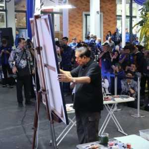Ketua Majelis Tinggi Partai Demokrat, Susilo Bambang Yudhoyono (SBY),  melukis di hadapan ratusan kader Demokrat. (Foto: Humas PD)