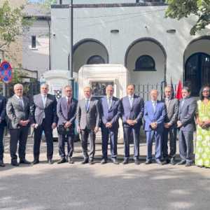 Duta Besar Indonesia untuk Rumania merangkap Moldova Meidyatama
Suryodiningrat bersama para Duta Besar negara anggota Organisasi Kerja Sama Islam (OKI) di Rumania bertemu dengan Menteri Luar Negeri Rumania Oana Toiu di Bucharest, Kamis 11 September 2025 (Foto: KBRI Bucharest)