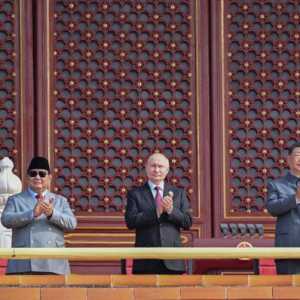 Para pemimpin yang hadir dan berdiri berdampingan di atas mimbar di acara peringatan 80 Tahun Kemenangan Perang Perlawanan Rakyat Tiongkok; yaitu,  Presiden Indonesia Prabowo Subianto., Presiden Rusia Vladimir Putin, Presiden Tiongkok Xi Jinping,  Pemimpin Korea Utara Kim Jong Un, serta Presiden Kazakstan Jomart Tokayev (Foto: Setpres)