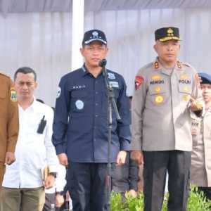 Gubernur Banten Andra Soni, Menteri Lingkungan Hidup (LH), Hanif Faisol Nurofiq, dan Kapolda Banten Irjen Hengki di Mako Polsek Cikande, Kabupaten Serang, Senin, 13 Oktober 2025 (Foto: Humas Polda Banten)