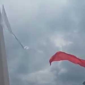 Bendera Merah Putih untuk latihan peringatan HUT TNI robek pada Kamis, 2 Oktober 2025. (Foto: Media Sosia)