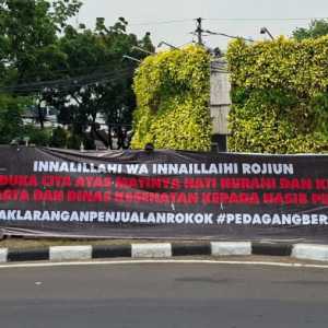 Aksi massa membentangkan spanduk di depan Tugu Tani, Jakarta Pusat. (Foto: RMOL/ Ahmad Alfian)