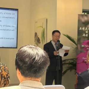 Kuasa Usaha Ad Interim Kedutaan Besar RRDK, So Kwang Yun memberikan pidato pembuka Pameran Foto dan Bunga Kimilsungia di Griya Anggrek, Kebun Raya Bogor pada Kamis, 9 Oktober 2025. (Foto: RMOL/Sarah Meiliana Gunawan)