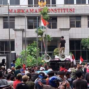 Aliansi Masyarakat Peduli Mahkamah Konstitusi, melaksanakan aksi di depan Gedung MK RI, Jalan Medan Merdeka Barat, Gambir, Jakarta Pusat, Selasa, 18 November 2025. (Foto: RMOL/Ahmad Satryo)