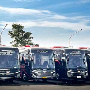 Juragan 99 Trans raih penghargaan “Excellence in Luxury Travel Innovation” dalam ajang CNN Indonesia Awards 2025, Jumat malam, 31 Oktober 2025 di Jakarta (Foto: 99 Trans)