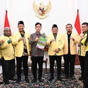 Wakil Presiden Gibran Rakabuming Raka menerima Pengurus Pusat (PP) Pemuda Katolik yang hendak menyampaikan hasil Rapat Pimpinan Nasional Pemuda Katolik (Rapimnas) di Istana Wapres, Jakarta Pusat pada Rabu, 26 November 2025./Biro Septres RI