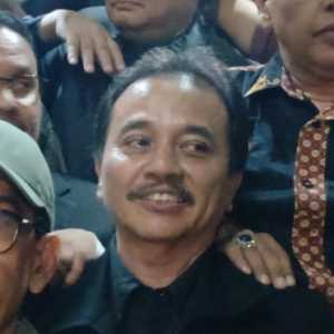 Roy Suryo Dikasih Camilan Roti Terkenal di Ruang Pemeriksaan