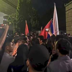 Mahasiswa Geruduk DPRD Lampung Protes Gelar Pahlawan Soeharto