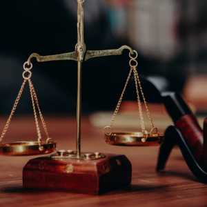 Menggugat Integritas Hukum: Antara Mercusuar dan Alat Kekuasaan