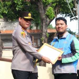 Kapolda Metro Beri Penghargaan ke Ahmad Fauzi Ojol yang Gagalkan Aksi Curanmor di Jaktim
