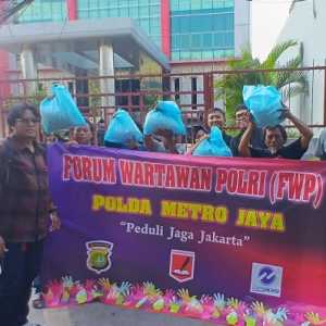 Forum Wartawan Polri Polda Metro Jaya Sebar Bansos di Jakarta