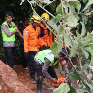 Dikerahkan 155 Polisi dan 4 Anjing Pelacak Deteksi Korban Longsor di Cilacap