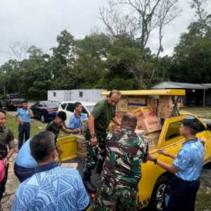 Helikopter Caracal H-225M TNI Angkatan Udara dengan nomor registrasi H-2215 telah mendistribusikan bantuan ke warga terdampak banjir di wilayah Sibolga pada Jumat, 28 November 2025. (Foto: Dispenau)