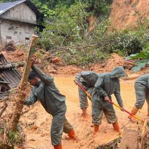 Bersihkan Sisa Bencana