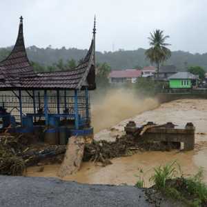 Padang Diterjang Banjir Bandang