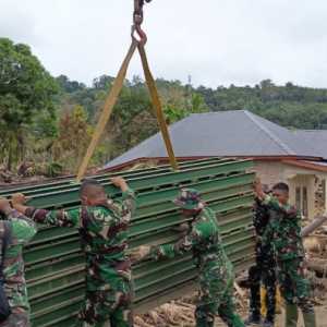Puluhan Prajurit Yonzipur I/DD Rampungkan Jembatan Bailey di Anggoli