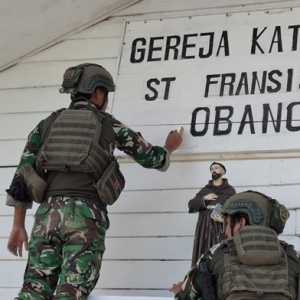 Marinir Bantu Perbaiki Gereja Katolik di Papua Sambut Natal 2025