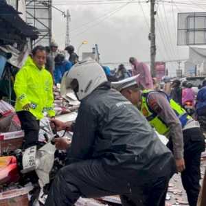 Truk Pengangkut Keramik Alami Rem Blong Hantam Sejumlah Sepeda Motor