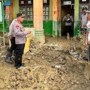 Kapolri Tinjau Pembersihan SD dan Masjid di Aceh Tamiang
