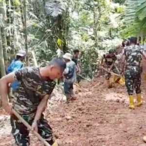 Kegigihan Prajurit TNI Buka Akses Jalan Terdampak Bencana hanya Pakai Cangkul