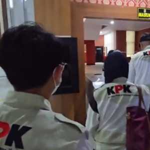 KPK Amankan 49 Dokumen dan 5 BBE saat Geledah Kantor Bupati Bekasi